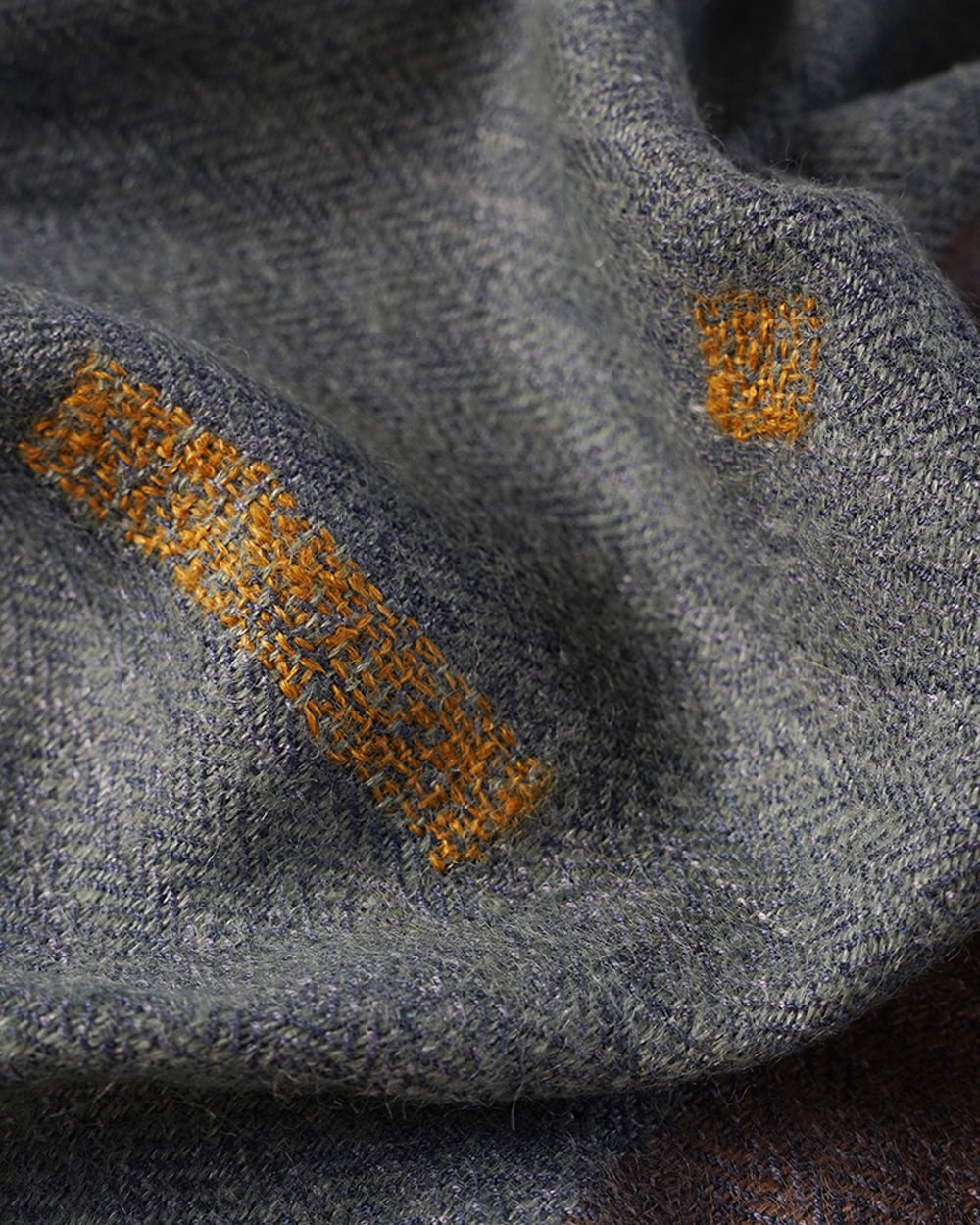 The Mos Wrap visibly mended in gold thread.
