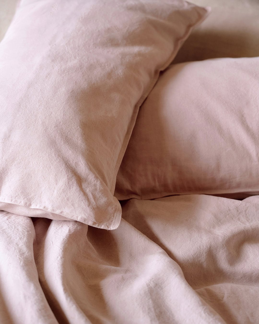 Mungo Union Cloth bedding in the Blush colourway.